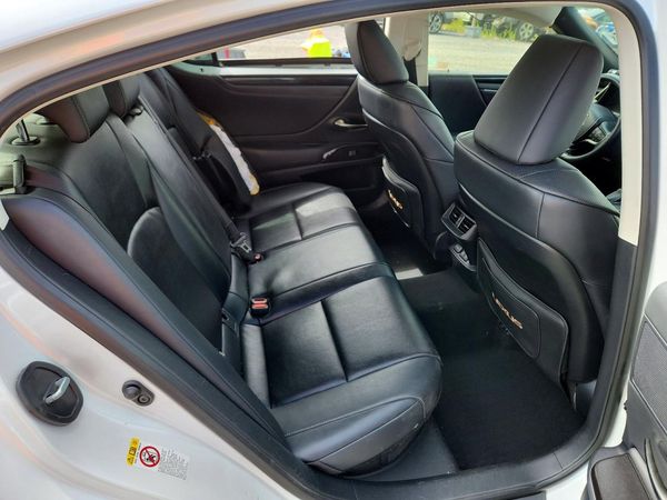 2019 LEXUS ES