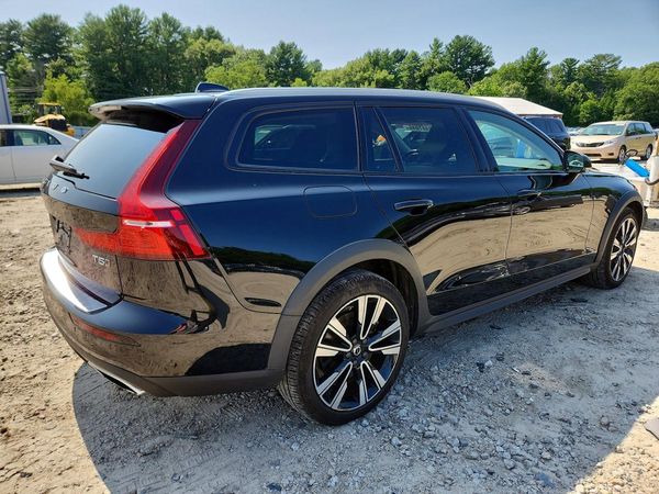 2022 VOLVO V60 CROSS COUNTRY Momentum (excl S60)