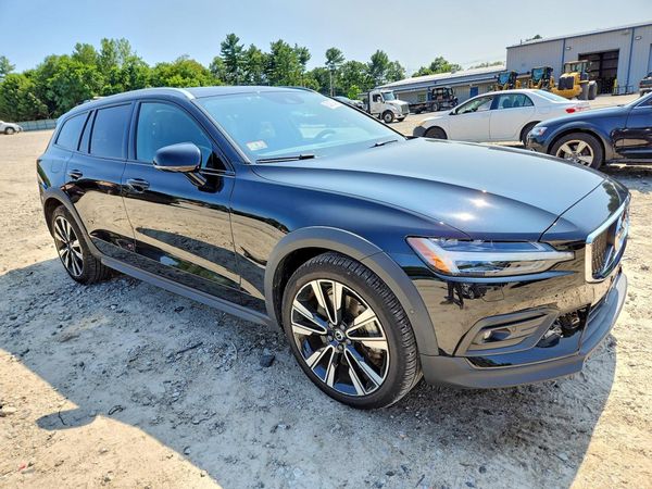 2022 VOLVO V60 CROSS COUNTRY Momentum (excl S60)