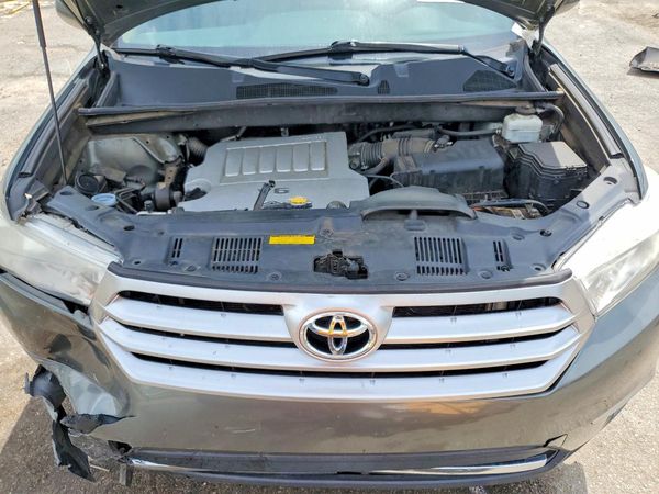2012 TOYOTA HIGHLANDER Base/Hybrid — Engine bay