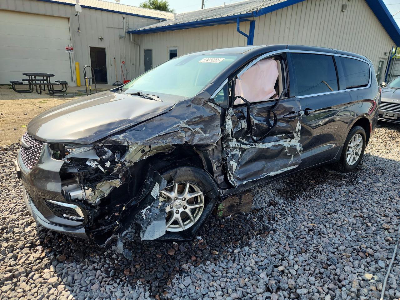 2023 CHRYSLER PACIFICA Touring L — Front 3/4