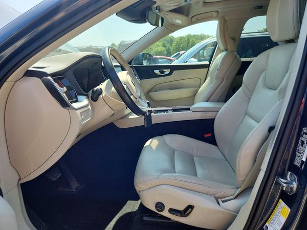 2020 VOLVO XC60 Momentum