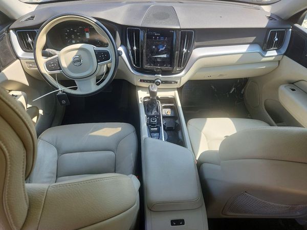 2020 VOLVO XC60 Momentum