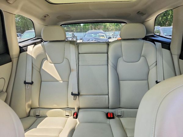 2020 VOLVO XC60 Momentum