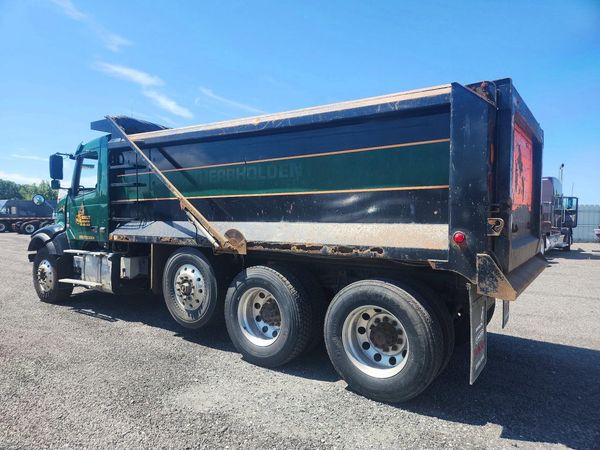 2017 VOLVO VHD