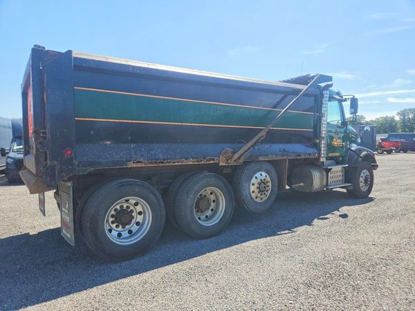 2017 VOLVO VHD