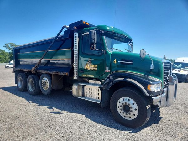 2017 VOLVO VHD