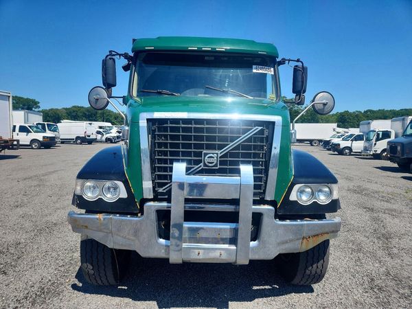 2017 VOLVO VHD