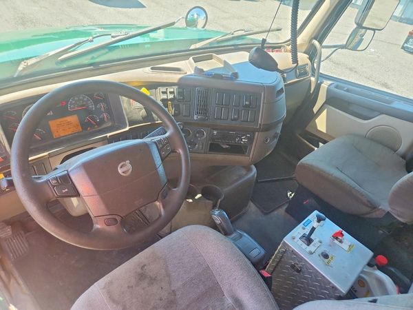 2017 VOLVO VHD