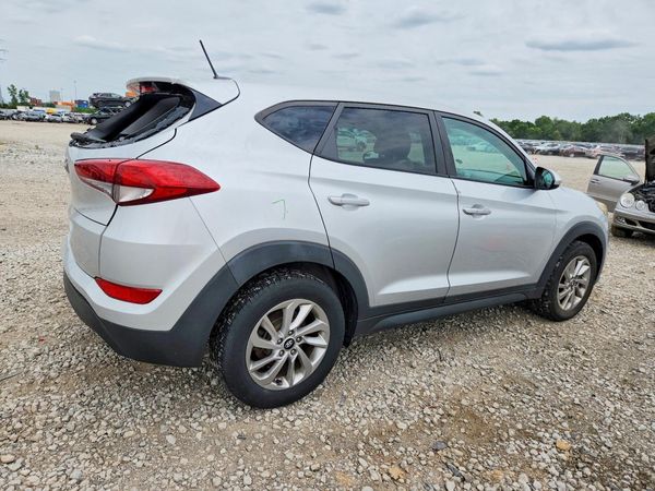 2017 HYUNDAI TUCSON SE (no options)