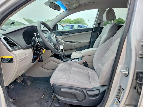 2017 HYUNDAI TUCSON SE (no options)
