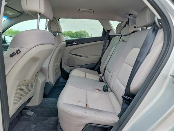 2017 HYUNDAI TUCSON SE (no options)