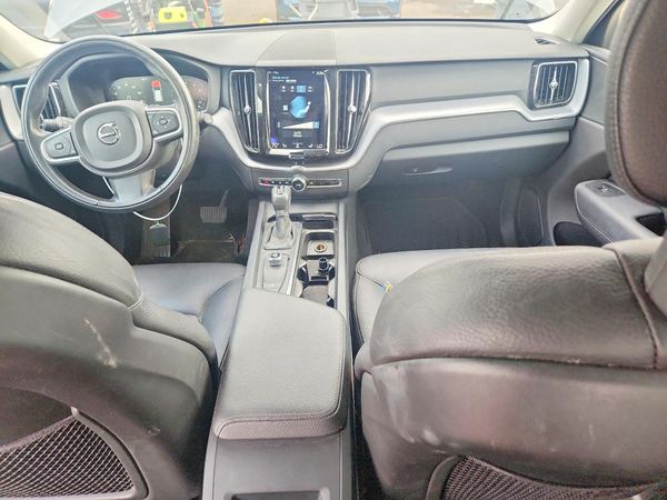 2018 VOLVO XC60 Momentum