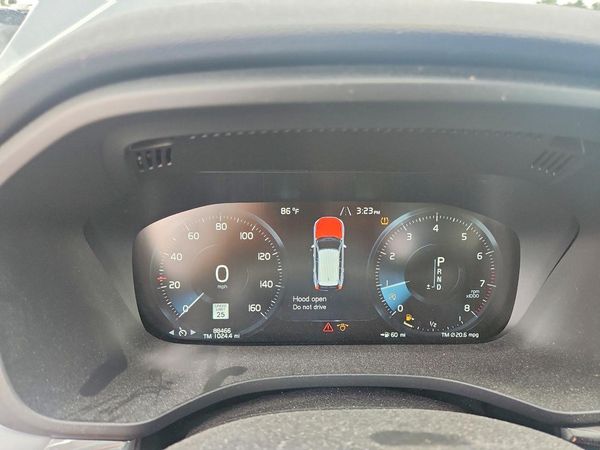 2018 VOLVO XC60 Momentum