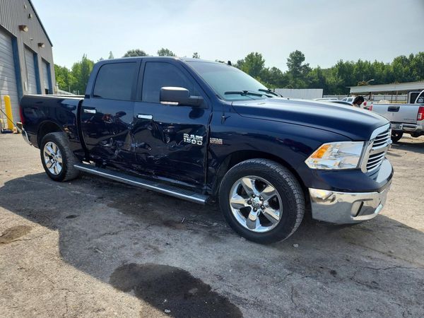 2017 RAM 1500 SLT CREW CAB 4X4