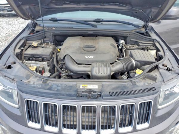 2014 JEEP CHEROKEE Laredo — Engine bay