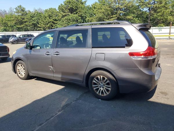2014 TOYOTA SIENNA