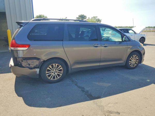 2014 TOYOTA SIENNA