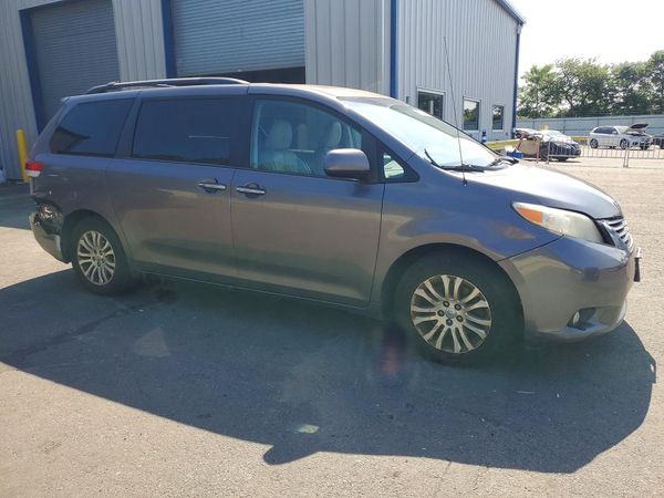 2014 TOYOTA SIENNA