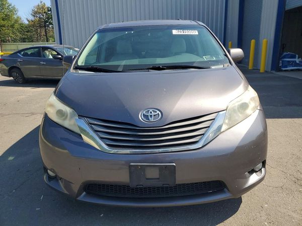 2014 TOYOTA SIENNA