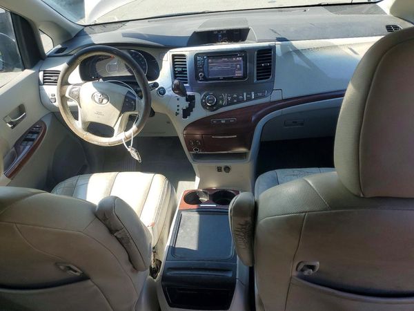 2014 TOYOTA SIENNA