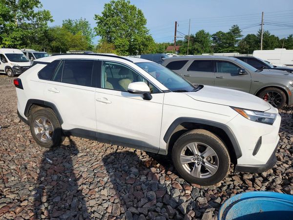 2022 TOYOTA RAV4 XLE