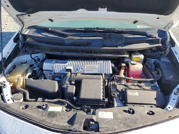 2017 TOYOTA PRIUS — Engine bay
