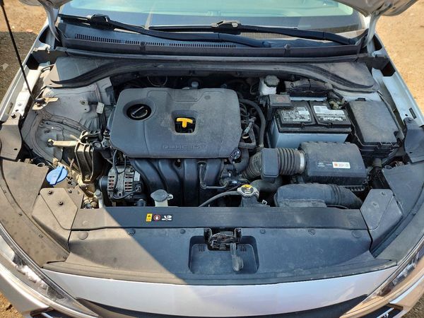 2019 HYUNDAI ELANTRA SE