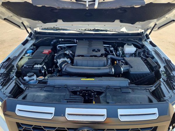 2025 NISSAN FRONTIER — Engine bay