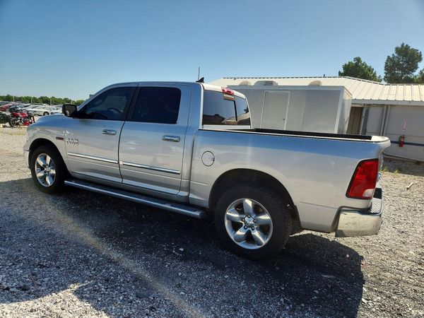 2015 RAM 1500 SLT CREW CAB 4X4