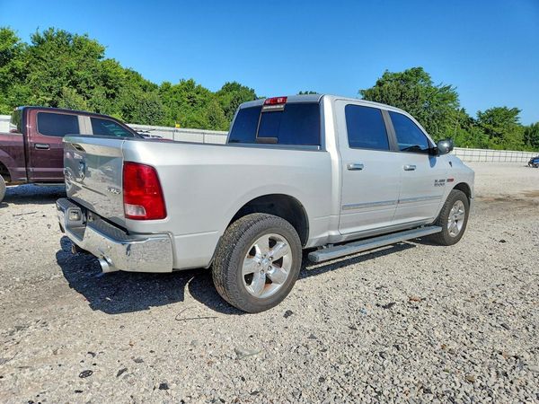 2015 RAM 1500 SLT CREW CAB 4X4
