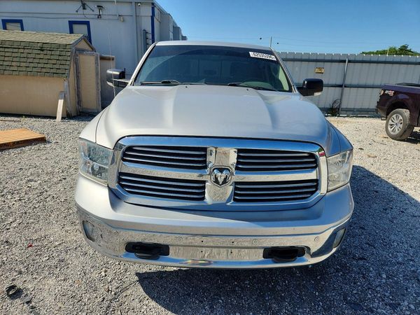 2015 RAM 1500 SLT CREW CAB 4X4