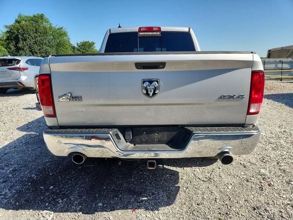 2015 RAM 1500 SLT CREW CAB 4X4