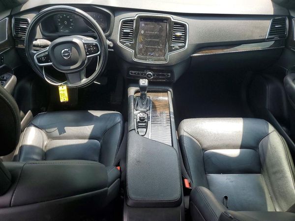 2018 VOLVO XC90 Momentum