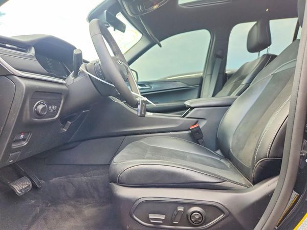 2025 JEEP GRAND CHEROKEE Laredo, Altitude