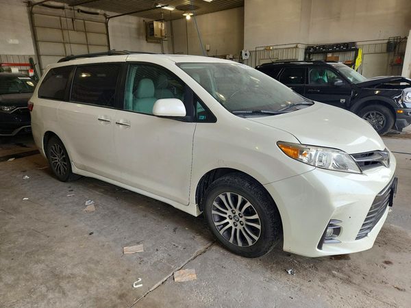 2018 TOYOTA SIENNA