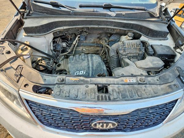 2015 KIA SORENTO GL — Engine bay