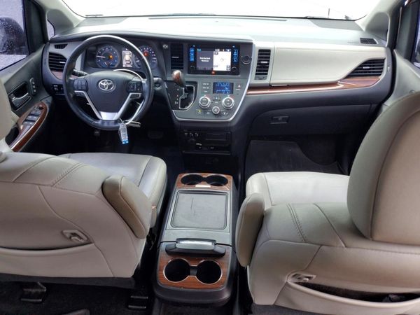 2017 TOYOTA SIENNA