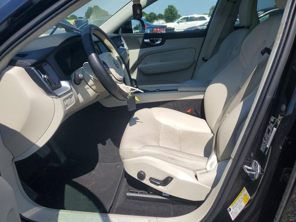 2020 VOLVO XC60 Momentum