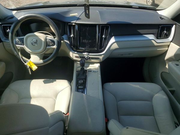 2020 VOLVO XC60 Momentum