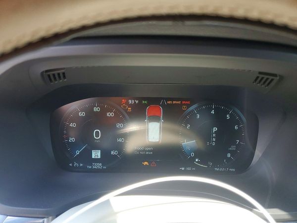 2020 VOLVO XC60 Momentum