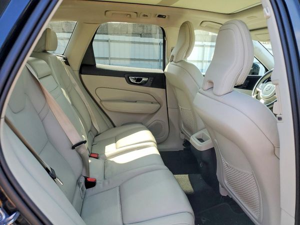 2020 VOLVO XC60 Momentum
