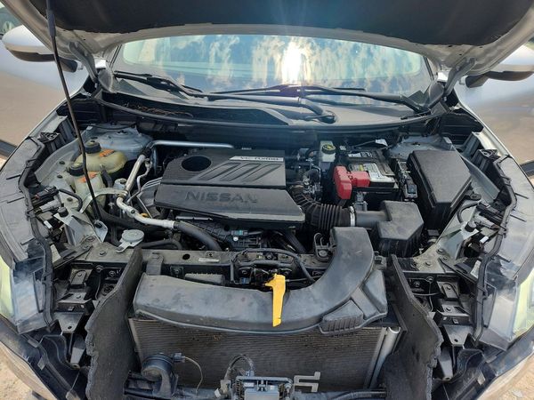 2022 NISSAN ROGUE SV — Engine bay