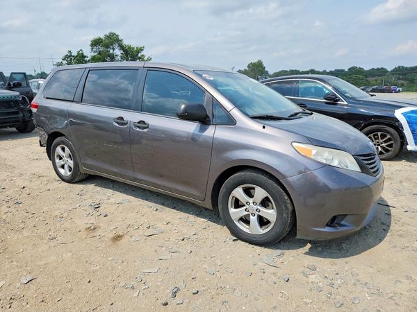 2013 TOYOTA SIENNA