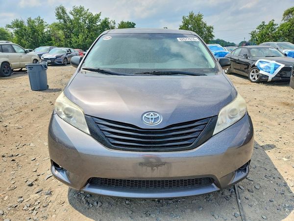 2013 TOYOTA SIENNA