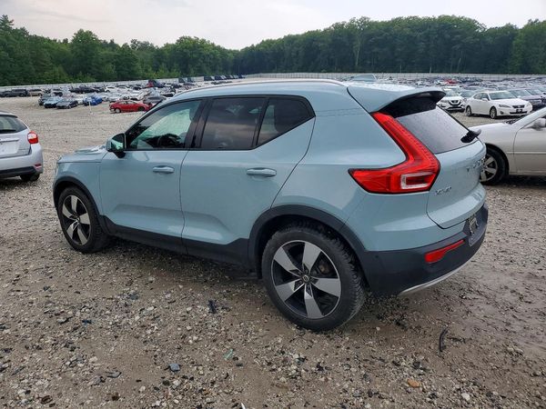 2019 VOLVO XC40 Momentum