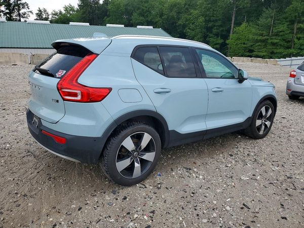 2019 VOLVO XC40 Momentum