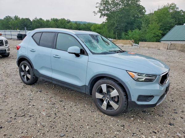 2019 VOLVO XC40 Momentum