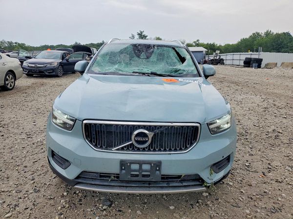 2019 VOLVO XC40 Momentum