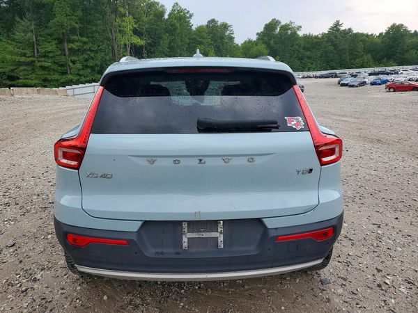 2019 VOLVO XC40 Momentum